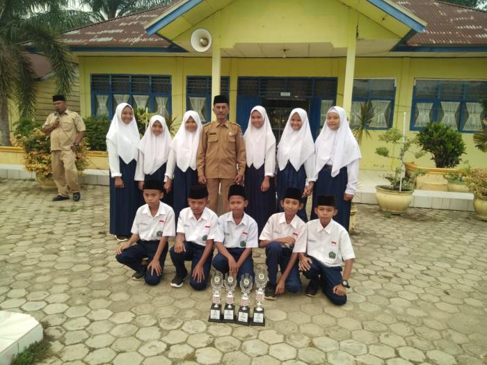 Kamad MTsN 3 Merangin Terima Penyerahan Piala  dari Peserta Lomba Munawaroh Fest  