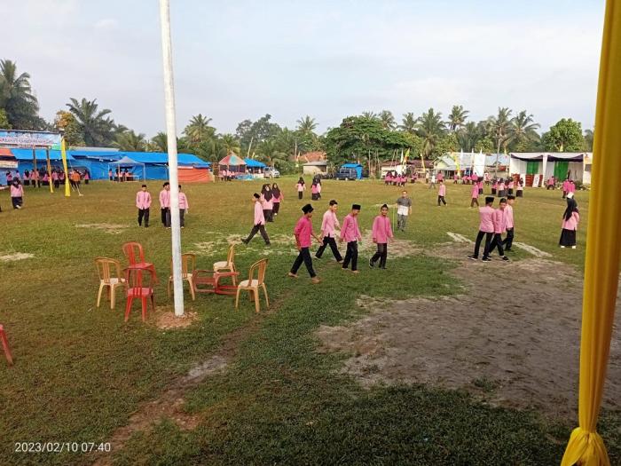 Siswa MTs N 3 Merangin Gelar Gotong Royong Bersihkan Area MTQ Tingkat Kecamatan Pamenang