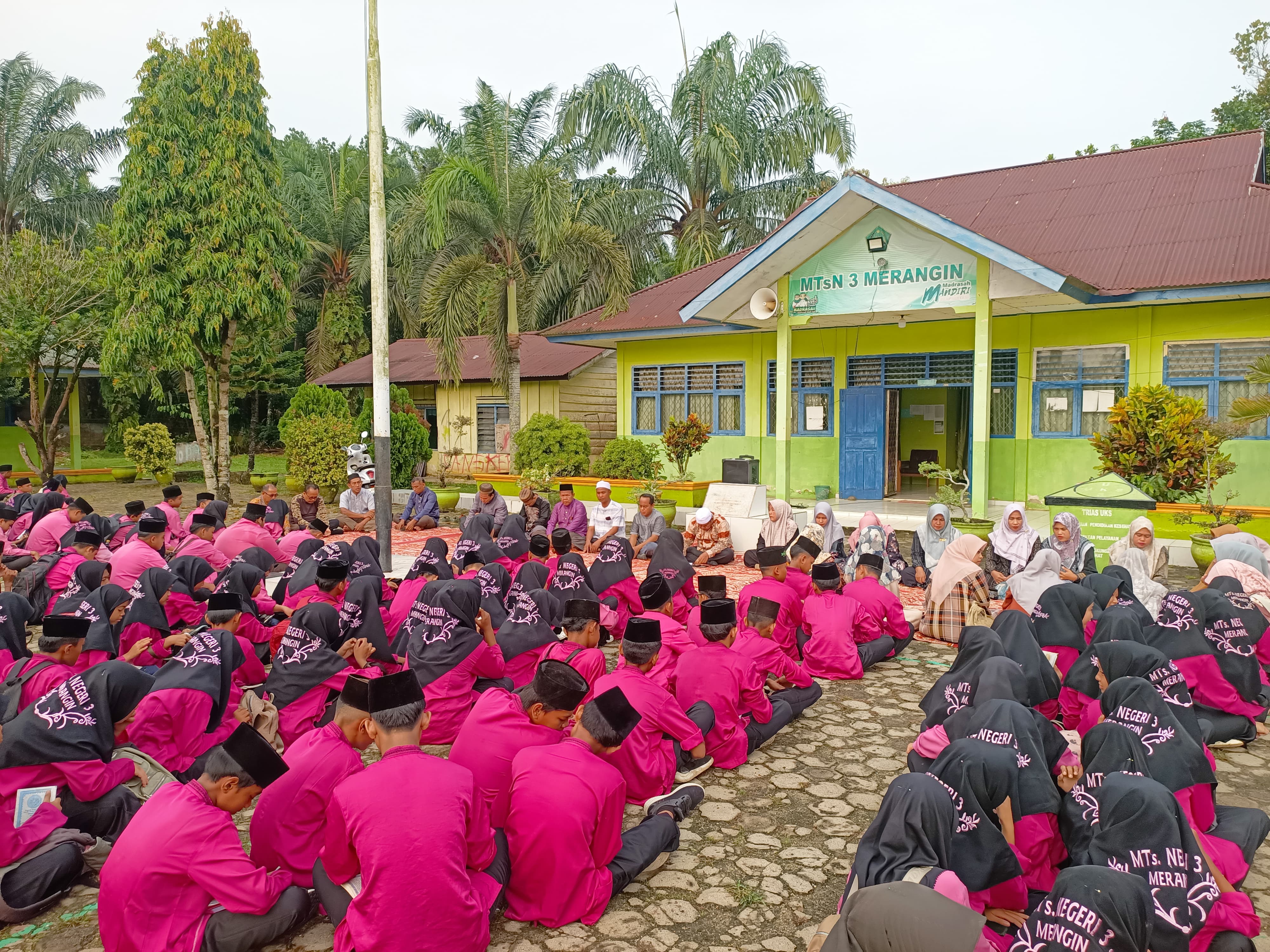 Yasinan Jum'at Pagi Kegiatan Rutinitas di MTs Negeri 3 Merangin