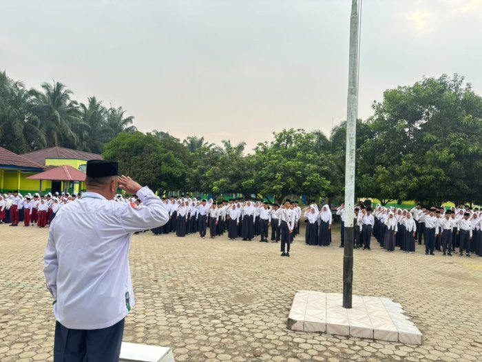Upacara Bendera Perdana MTsN 3 Merangin Tahun Pelajaran 2026/2027 Angkat Tema Stop Bullying Upacara Bendera Perdana MTsN 3 Merangin Tahun Pelajaran 2026/2027 Angkat Tema Stop Bullying