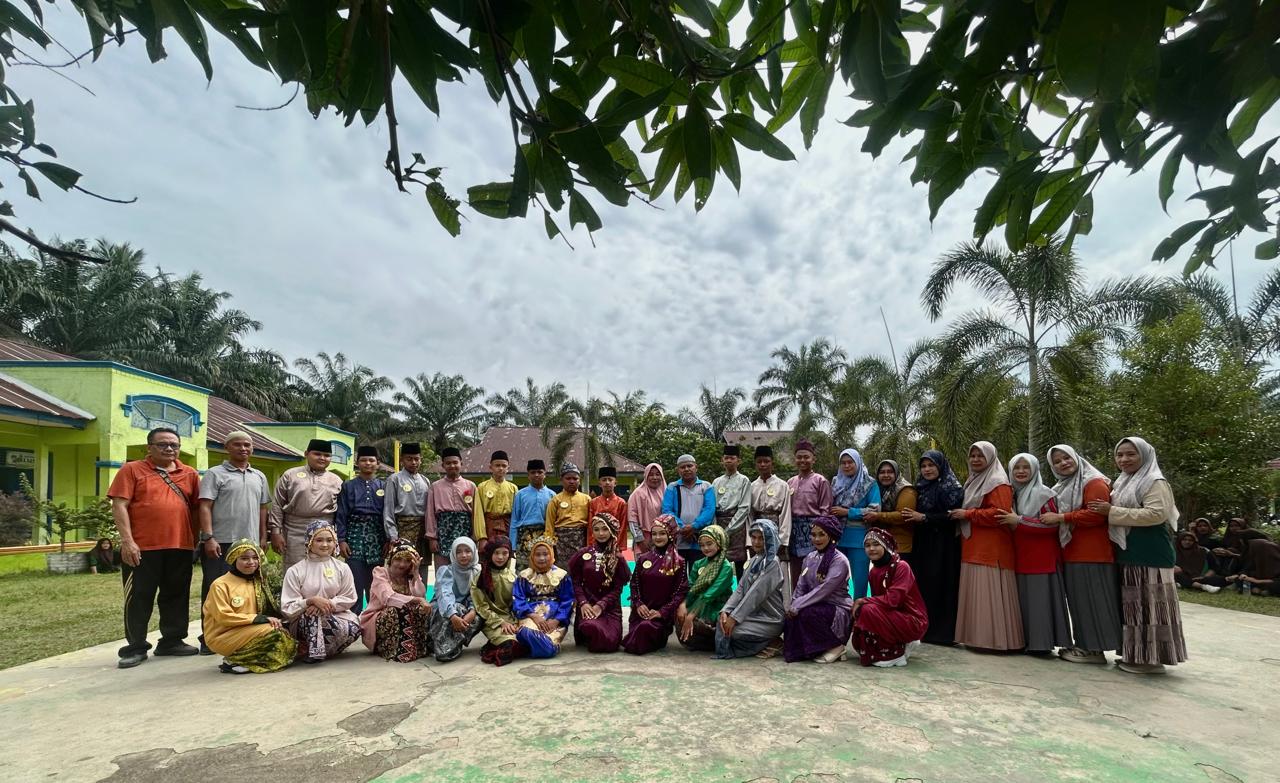 Lomba Fashion Show MTsN 3 Merangin Menghadirkan Kostum Melayu dan Muslim